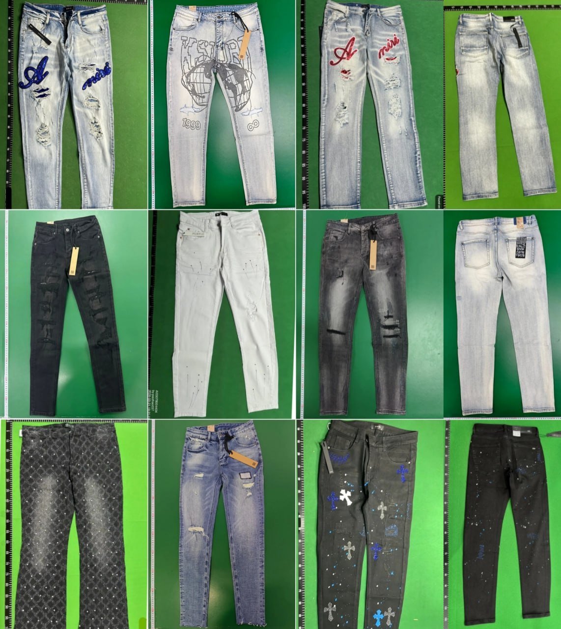 Mehrere Jeanshosen mit Größenmaßstab